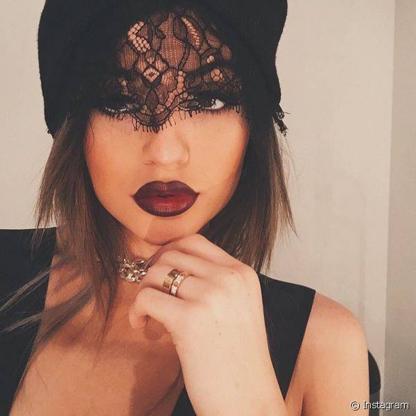 A musa do Instagram Kylie Jenner adora makes com pegada gótica e mantém o batom roxo como um dos seus queridinhos
